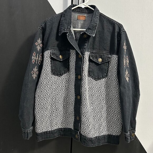 POL Jackets & Blazers - POL‎ Black Washed Denim Jacket Geometric Tapestry/Embroidered Sleeves Women's S